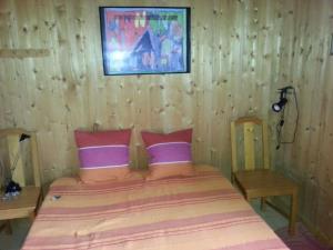 Un dormitorio con una cama en una pared de madera. en Holiday home for 6 people, en Lacanau 13 fotos más
