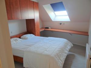um quarto com uma cama e uma clarabóia em Apartment Sea View 0604 with top location em Nieuwpoort