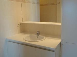 uma casa de banho com um lavatório e um espelho em Apartment Sea View 0604 with top location em Nieuwpoort