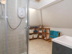 a bathroom with a shower and a sink at Dragon's Den in Chester +40 photos