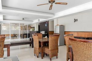 una sala da pranzo con tavolo e sedie di Super OYO Airport Kuta Bali Hotel a Kuta