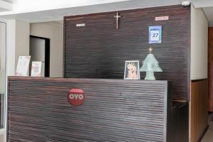 Super OYO Airport Kuta Bali Hotel tesisinde lobi veya resepsiyon alanı