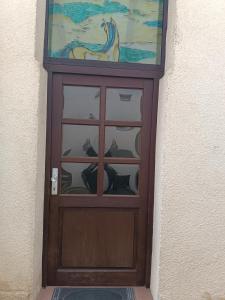 een houten deur met een schilderij erop bij Ferienwohnung-Haus in Saarbrücken in Saarbrücken