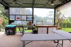 Cette grande chambre comprend une table de ping-pong. dans l'établissement Prairie Cottage Khaoyai, à Pak Chong