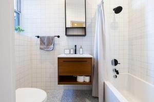 La salle de bains est pourvue d'un lavabo, de toilettes et d'une baignoire. dans l'établissement 7-3 2BR 1Bath in Prime Park Slope, à Brooklyn