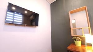 Televízia a/alebo spoločenská miestnosť v ubytovaní OYO Hostel Dongdaemun1