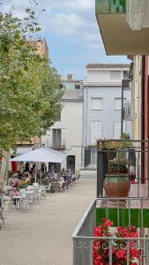 a courtyard with tables and chairs and people sitting at tables at Majordoms - Ca les Cosines 48 in Banyoles