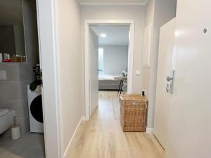 a hallway leading to a room with a bathroom at Neu & Schick: Küche inkl. Kaffee in Dresden +5 photos