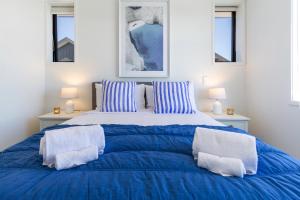 Postel nebo postele na pokoji v ubytování Central Chch Greek Island Vibe 2bed townhouse