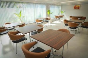 a classroom with tables and chairs and windows at The Empire - Signature Tower,Cyber City, Gurgaon in Gurgaon