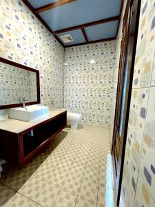 y baño con lavabo y aseo. en Mooipark Hotel Sorong, en Sorong