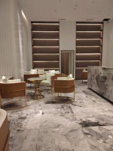 una sala da pranzo con tavoli e sedie in un edificio di Mito Serviced Apartment a Canton