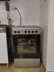 eine Küche mit einem Backofen in der Unterkunft Depa 900 cómodo remodelado centro cerca de todo in Cordoba