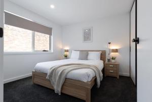 Un dormitorio blanco con una cama grande y una ventana en Home sweet home with secure parking, en Franklin Village