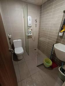La salle de bains est pourvue d'une douche, de toilettes et d'un lavabo. dans l'établissement Kozi Square Aurora Homestay L7, à Kuching