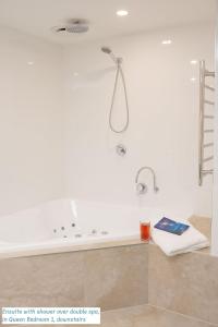 Bilik mandi di Peaceful Places - Surf Side, Linen, Pets, Wifi