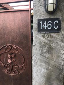 znak na boku budynku z żelazną bramą w obiekcie Simple apartment 1 w mieście Seminyak