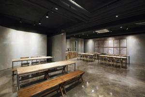 Habitación con bancos y mesas en un edificio en Hotel Gray, en Busan