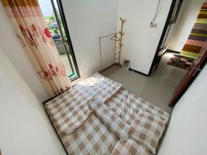 1 dormitorio con 1 cama en una habitación con ventana en Villa Murah Malang en Malang