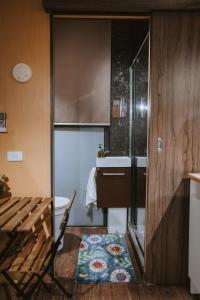 uma cozinha com uma mesa, uma cadeira e um lavatório em Organic Farm Stay em Numurkah