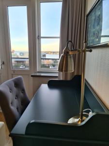 TV a/nebo společenská místnost v ubytování Hamnhotellet Kronan