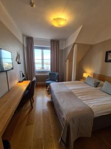 Postel nebo postele na pokoji v ubytování Hamnhotellet Kronan