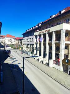 ein Gebäude in einer Stadtstraße mit Straßenbeleuchtung in der Unterkunft Jednoizbový byt v centre Banskej Bystrice in Banská Bystrica