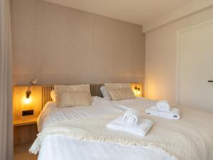 Säng eller sängar i ett rum på Luxury apartment with sauna by the sea