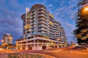 un gran edificio con techo abovedado en una calle de la ciudad en Belle Escapes - Glenelg Skyline Penthouse, en Glenelg