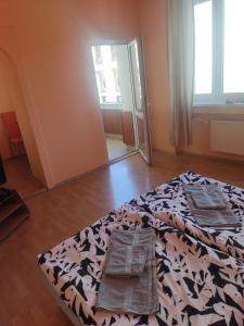 Schlafzimmer mit einem Bett und einem Spiegel in der Unterkunft Jednoizbový byt v centre Banskej Bystrice in Banská Bystrica