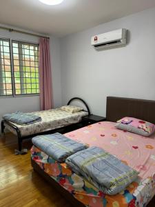 HmAirbnb@Two في سيبو: غرفة نوم بسريرين ومكيف