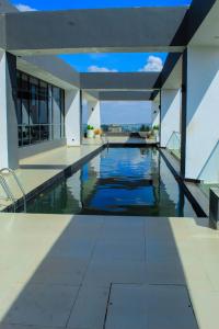 an empty swimming pool in a house with a house at PARANAIS APARTMENT 2 in Nairobi