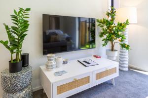 TV a/nebo společenská místnost v ubytování Central Chch Greek Island Vibe 2bed townhouse