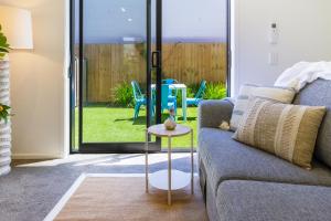 Posezení v ubytování Central Chch Greek Island Vibe 2bed townhouse