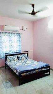 um quarto com uma cama e uma ventoinha de tecto em Apartment near LNT & CTC & Airport - 3F em Chennai