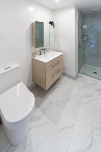 Koupelna v ubytování Central Chch Greek Island Vibe 2bed townhouse + 44 fotografií