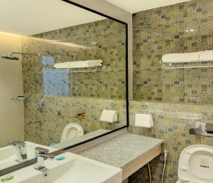 Bathroom sa Hotel Wonder Hills,Har ki Pauri Road Haridwar