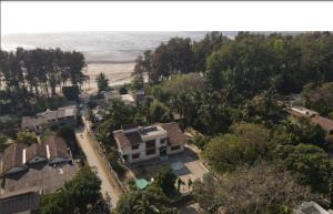 una vista aerea di una casa vicino alla spiaggia di Water's Edge Villa by 29 Bungalow a Bordi