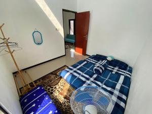 Katil atau katil-katil dalam bilik di Villa di Karangploso Malang