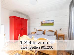 1 dormitorio con armario rojo y cama en Ferienwohnung Rambold Sonnenterrasse, en Garmisch-Partenkirchen