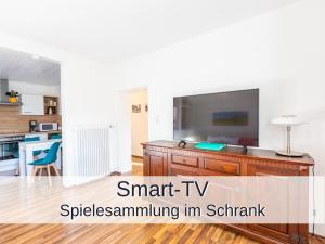 ein Wohnzimmer mit einem großen Flachbild-TV in der Unterkunft Ferienwohnung Rambold Sonnenterrasse in Garmisch-Partenkirchen