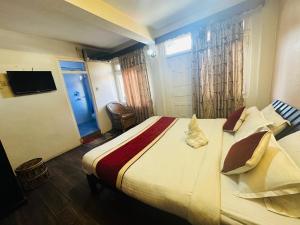 Postel nebo postele na pokoji v ubytování Hotel Travelers Home + 37 fotografií