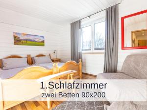 Una habitación con dos camas y una silla dentro. en Ferienwohnung Rambold Sonnenterrasse, en Garmisch-Partenkirchen