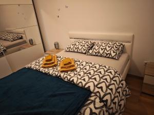 een slaapkamer met een bed met twee gele slippers erop bij VIP lounge - self check in in Osijek