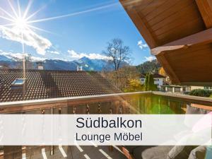 Aussicht von der Terrasse eines Hauses mit Pool in der Unterkunft Ferienwohnung Rambold Sonnenterrasse in Garmisch-Partenkirchen