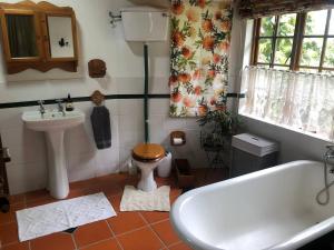 ein Badezimmer mit einer Badewanne, einem WC und einem Waschbecken in der Unterkunft Cherbury in Winterton