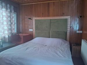 古爾默爾格的住宿－zoz gm1，卧室配有白色的床和木墙
