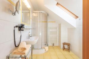 Koupelna v ubytování Das kleine Bio Hotel Tiefenbach