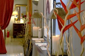 Habitación con mesa, lámparas y espejo. en Ay Home B&B, en Bolonia