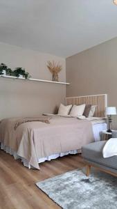 Ένα ή περισσότερα κρεβάτια σε δωμάτιο στο Kaunis yksiö lähellä keskustaa